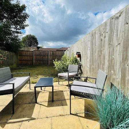 Lovely 4-Bed House In Luton لوتون المظهر الخارجي الصورة
