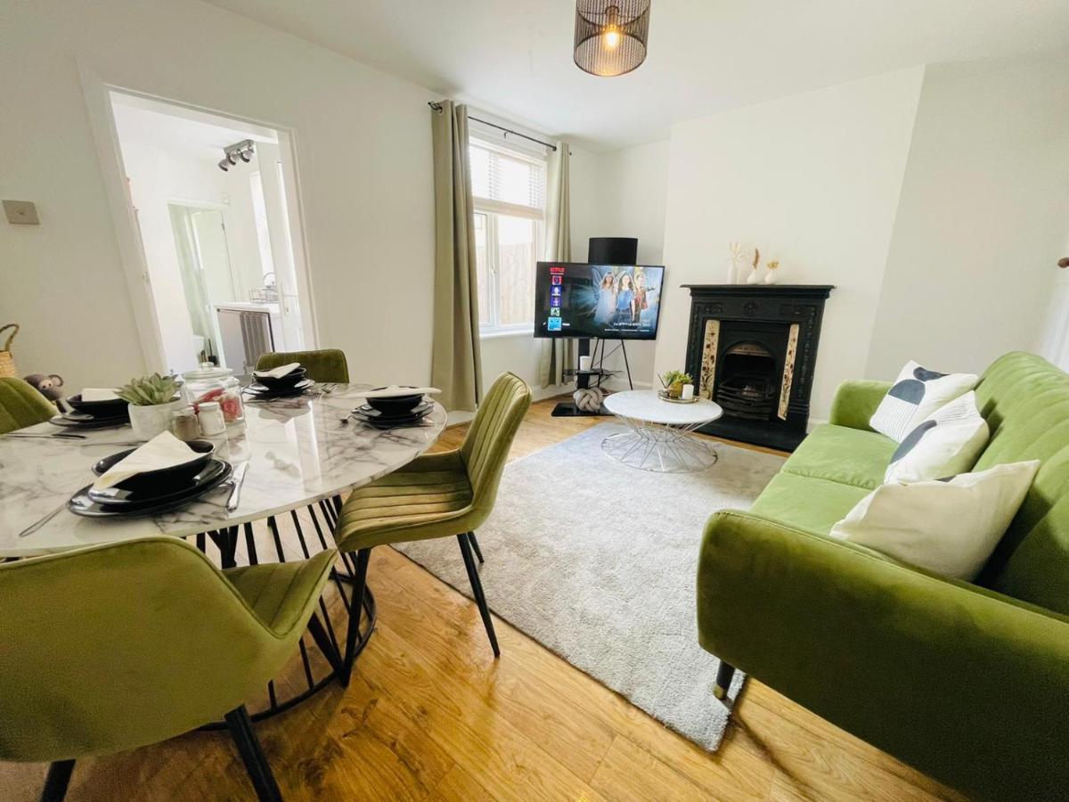 Lovely 4-Bed House In Luton لوتون المظهر الخارجي الصورة