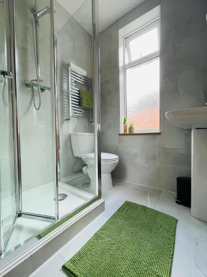 Lovely 4-Bed House In Luton لوتون المظهر الخارجي الصورة